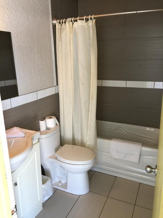 Motel La Siesta De Gascon Terrebonne Zewnętrze zdjęcie