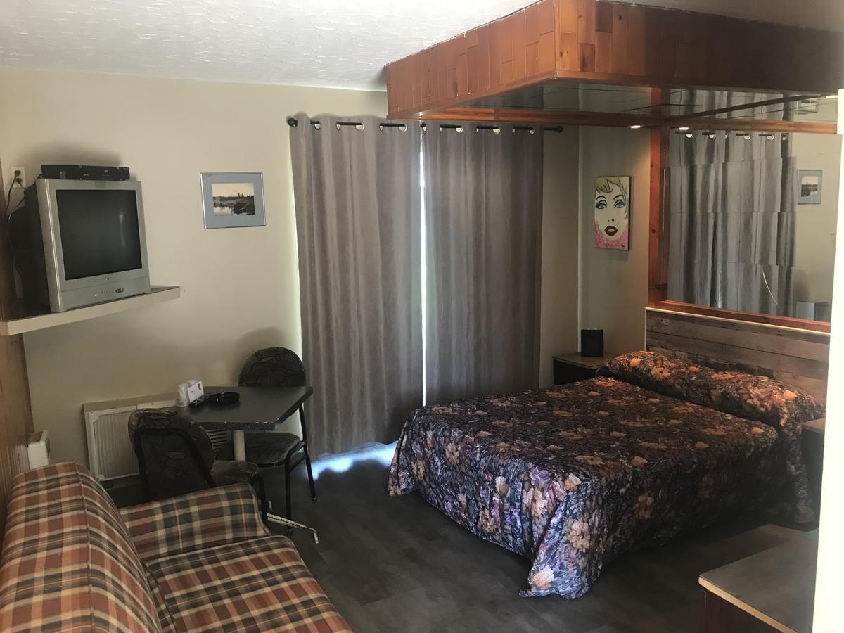 Motel La Siesta De Gascon Terrebonne Zewnętrze zdjęcie